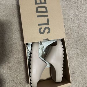 Yeezy Slides Pure
